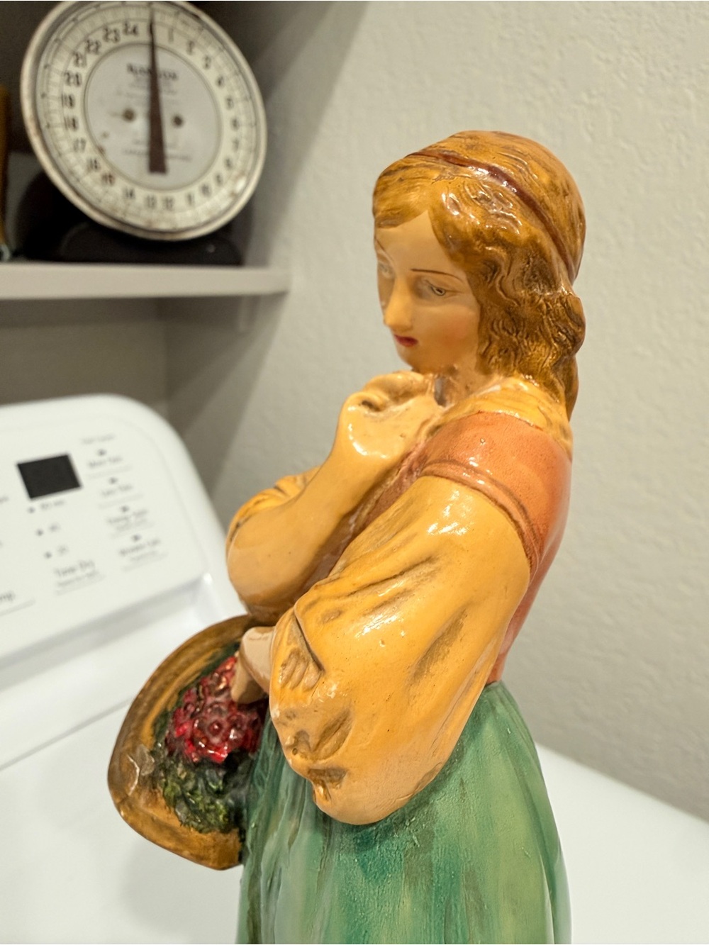 Vintage Italian Borghese Woman with Basket - Picture 13 of 16